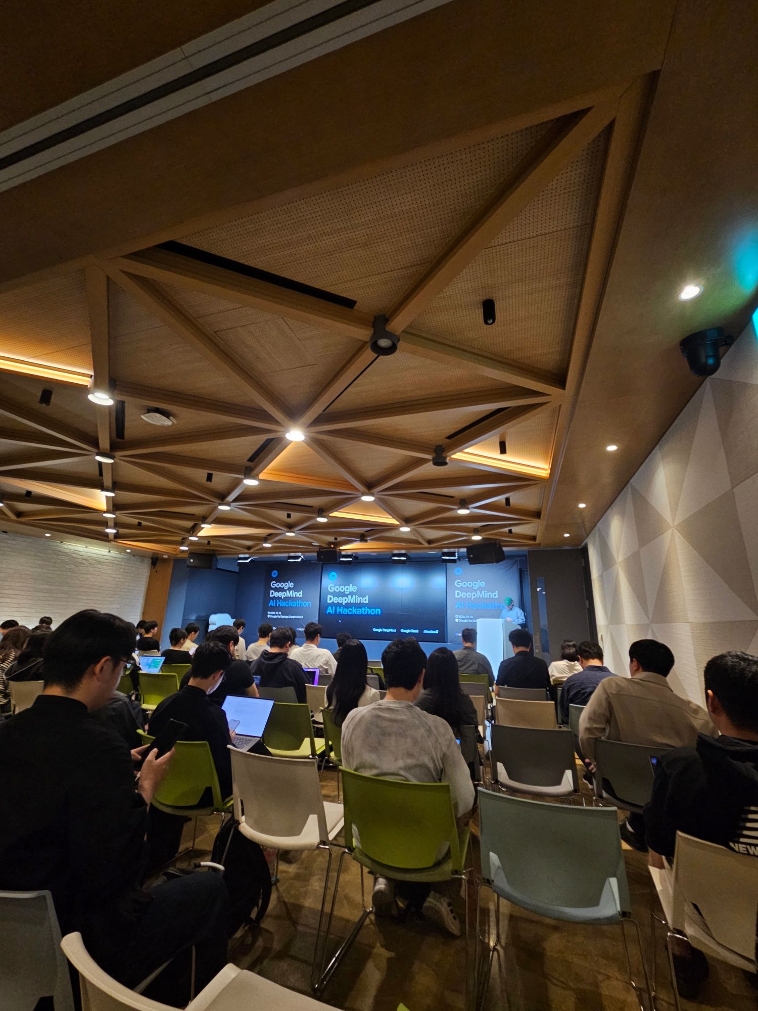 Google DeepMind AI Hackathon 행사장 무대와 참가자들